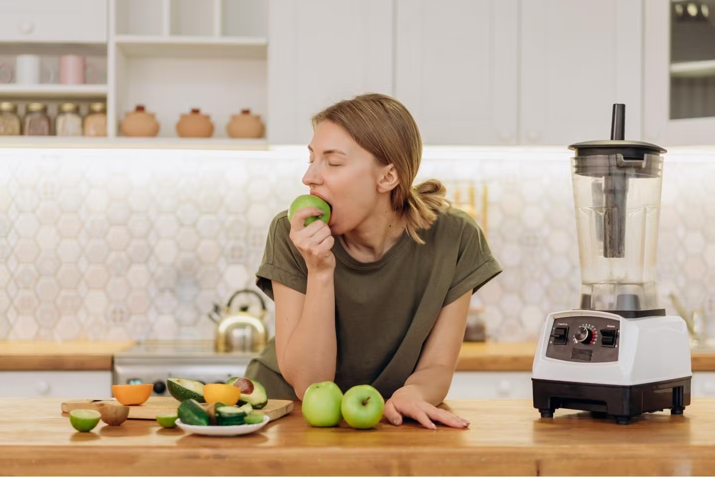 Persona consumiendo alimentos