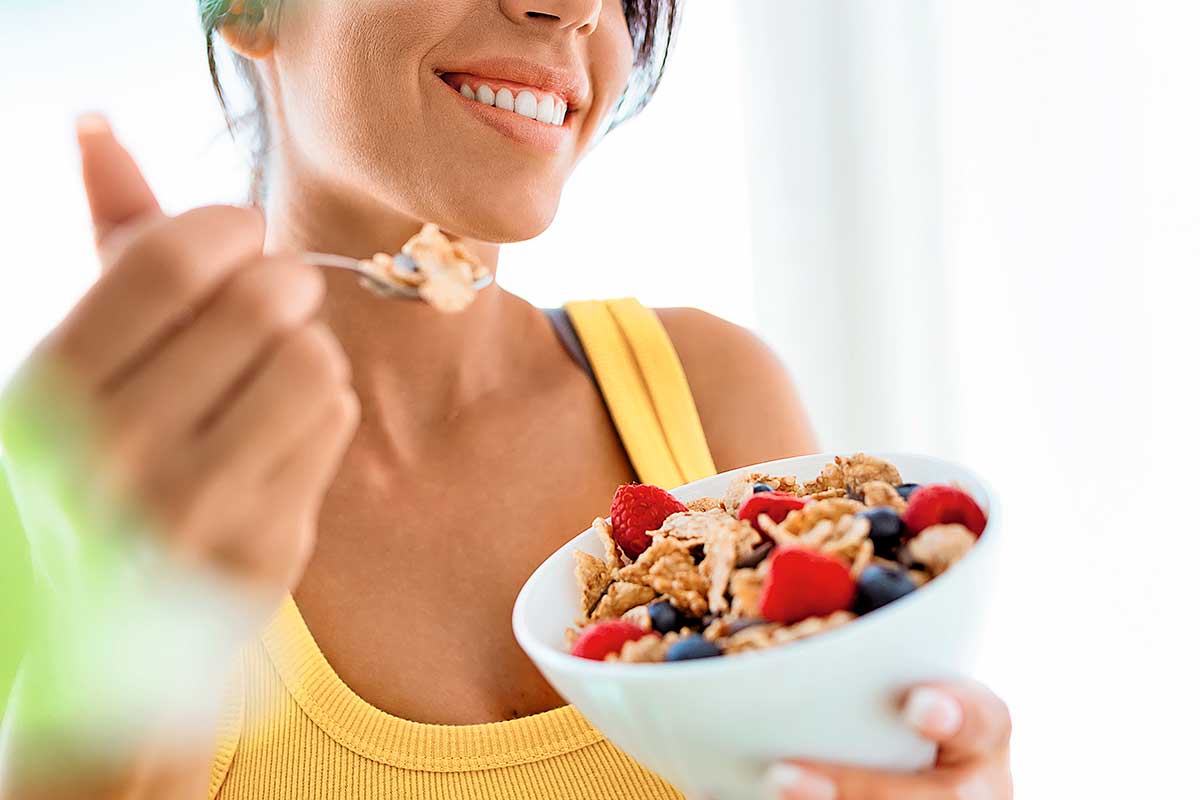 Persona consumiendo alimentos