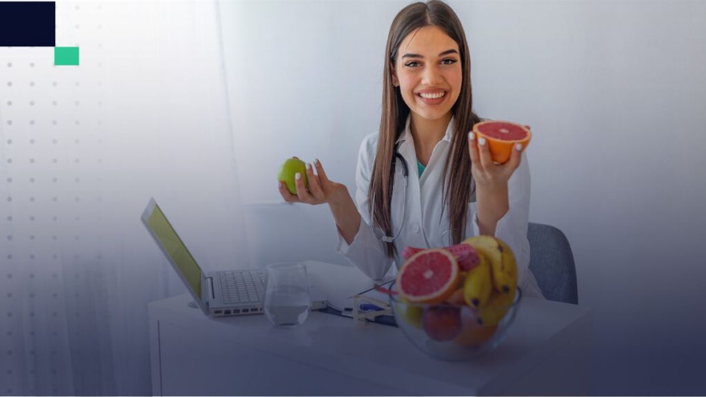 Persona con frutas en la mano, simulando que las esta ofreciendo